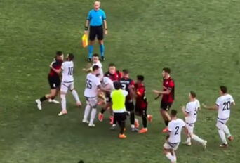 BRUKA U KOMŠILUKU! Fudbaleri se potukli posle derbija, nastao totalni HAOS na terenu! (VIDEO)