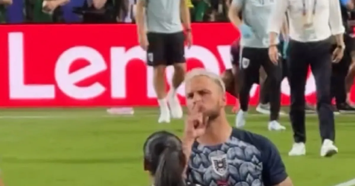 Arnautović pravio haos posle istorijskog remija, hteo da se obračuna sa protivnikom, pa ih ućutkivao!