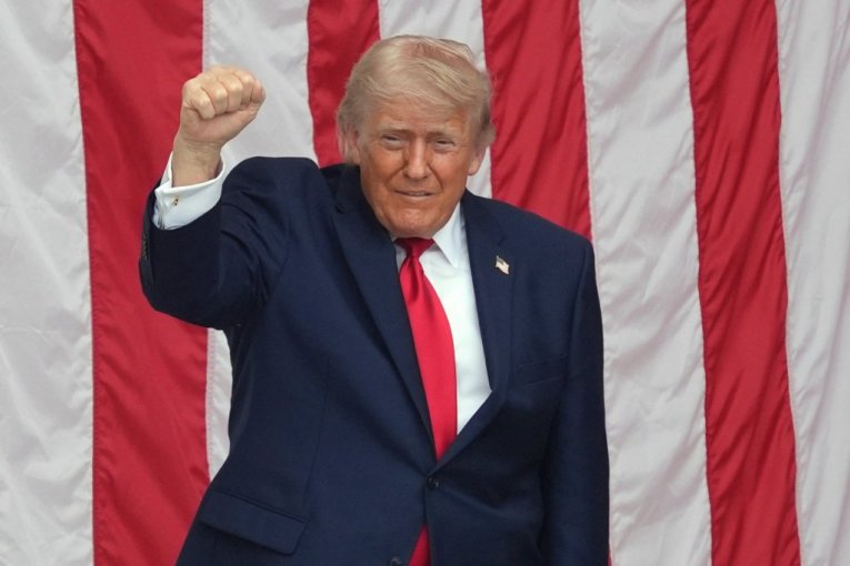 DONALD TRAMP JOŠ POD UTISKOM! Publika na UFC Beograd i transparent ga oduševili - još jednom se oglasio! (FOTO)
