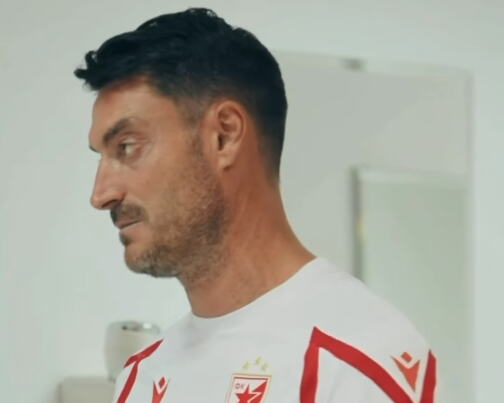 ISPLIVAO SNIMAK IZ ZVEZDINE SVLAČIONICE! Novi trener crveno-belih održao MOTIVACIONI GOVOR fudbalerima! Pogledajte šta je imao da im kaže! VIDEO