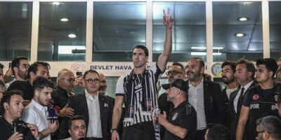 Dušan Vlahović podigao tri prsta usred Turske (VIDEO/FOTO)