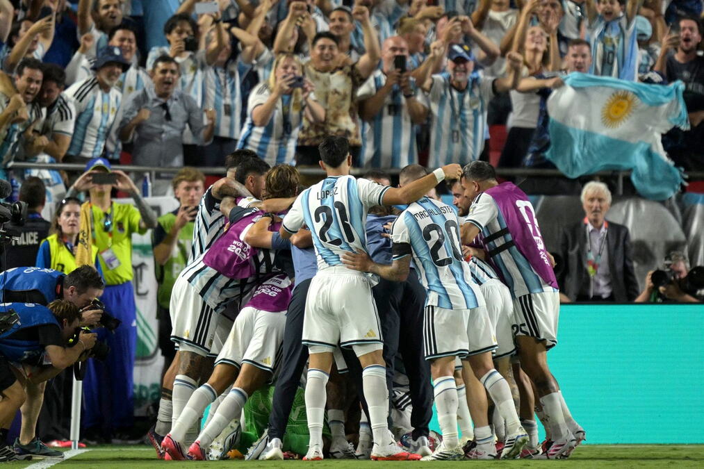 CELA ENGLESKA STRAHUJE OD OVOGA: Argentina ovakve mečeve jednostavno ne gubi...