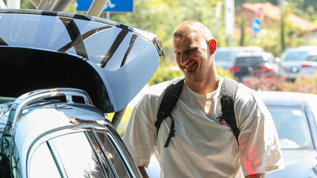 Jokić sa novim automobilom došao na okupljanje reprezentacije: Pogledajte kakvu zver je dovezao u Beograd