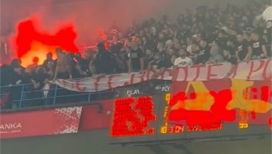 Haos na tribinama na Večitom derbiju: Navijači Zvezde bacaju baklje na publiku u Areni (VIDEO)