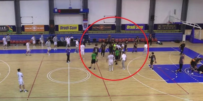 Haos u Šumicama: Belorus patosirao Srbina, legendarni Rastko Stojković ušao na teren da ga bije (VIDEO)