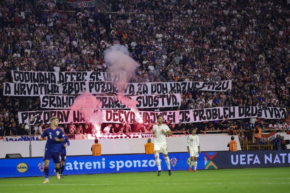 Transparent navijača Hrvatske o ustaškom Za dom spremni: "Zar je pozdrav naših očeva najveći problem?"