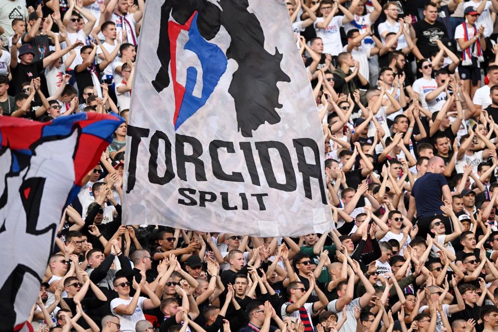 "84 SATA PUŠTALI SMO VODU PO KNINU..." Skandal u Splitu! Torcida skandirala "ZA DOM SPREMNI", pa razvila monstruozan transparent o Srbima i Oluji!