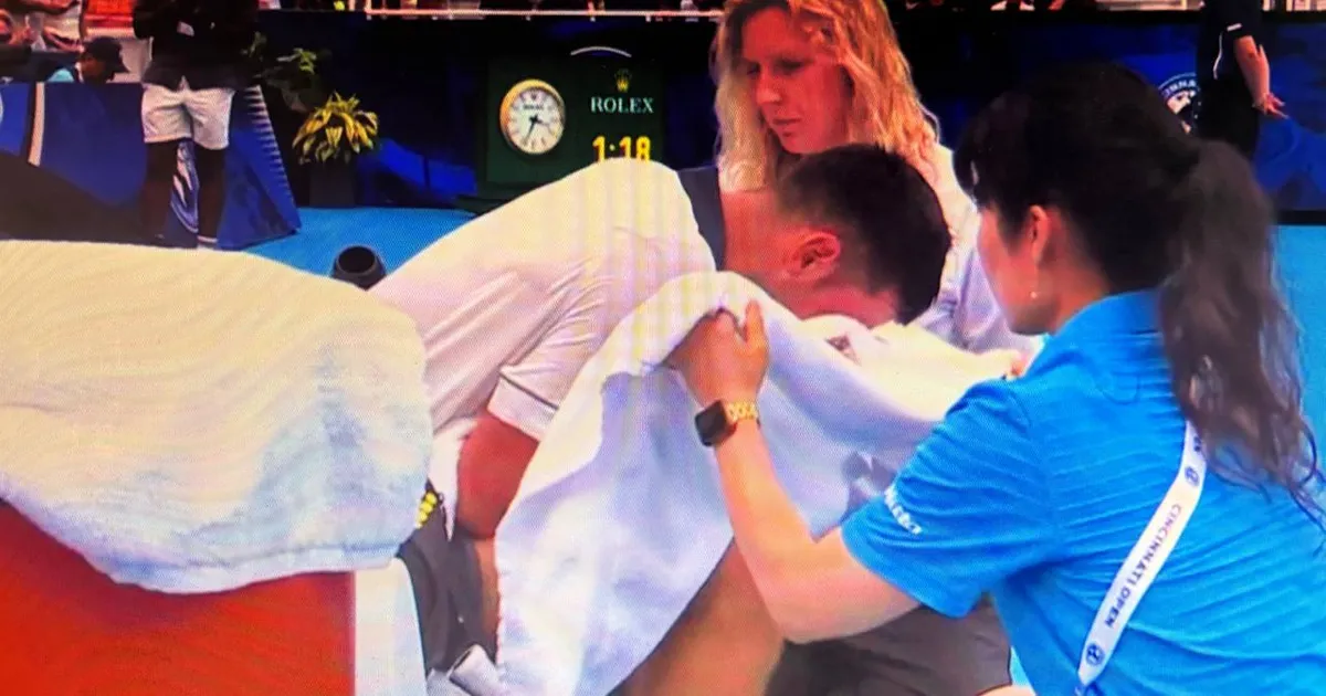 Drama u Sinsinatiju! Novak Đoković povraćao usred meča protiv Argentinca, doktori došli na teren