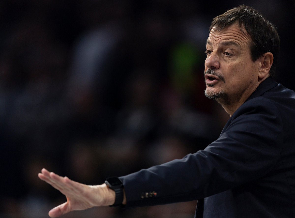 Ataman gledao "orliće", pa poludeo zbog sudijske odluke! Umalo ušao na teren!