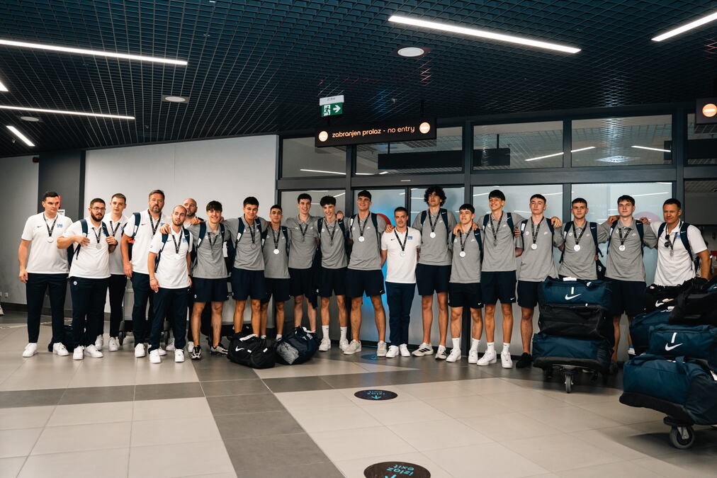 NAŠI ŠAMPIONI SU SE VRATILI KUĆI - NA AERODROMU JE SVE PRŠTALO OD EMOCIJA! Pogledajte ove dirljive scene - svaki Srbin će biti ponosan kada vidi ovo!