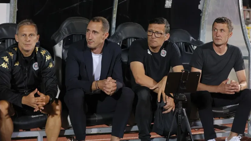 Raća Petrović na klupi Partizana u odelu! Može