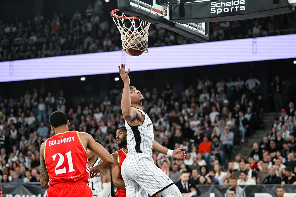 EFES SE POJAČAO: Amerikanac stigao u turski klub!
