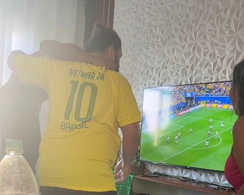 U JEDNOM TRENUTKU SKAKALI DO NEBA, U SLEDEĆEM SE HVATALI ZA GLAVU! Pogledajte šta se dogodilo kada je Brazil u 95. minutu dao gol za pobedu