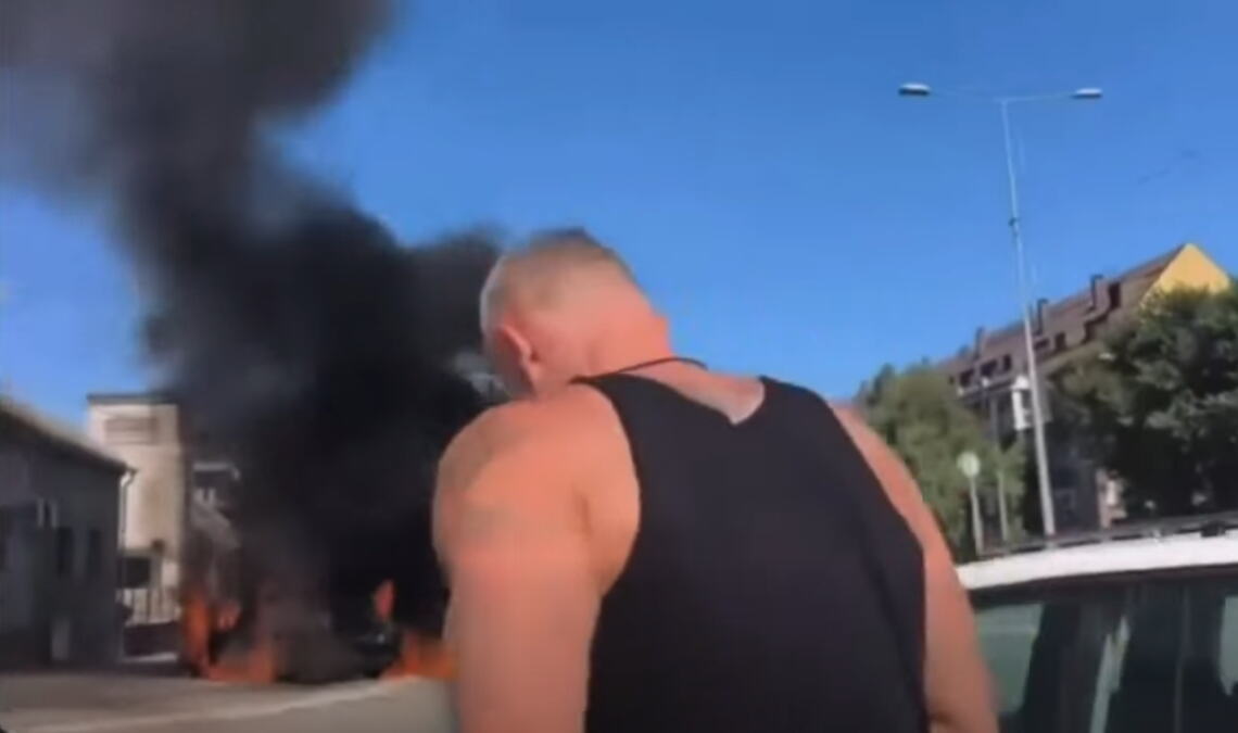 POJAVIO SE SNIMAK! Milan Gurović je spasao život čoveku: Izvukao ga je iz zapaljenog automobila
