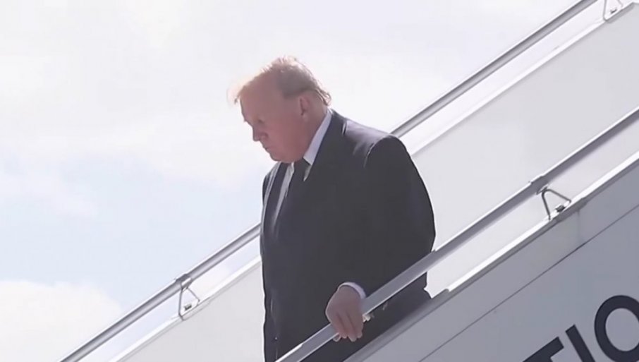 PUČE BRUKA! Donald Tramp se crveni od stida