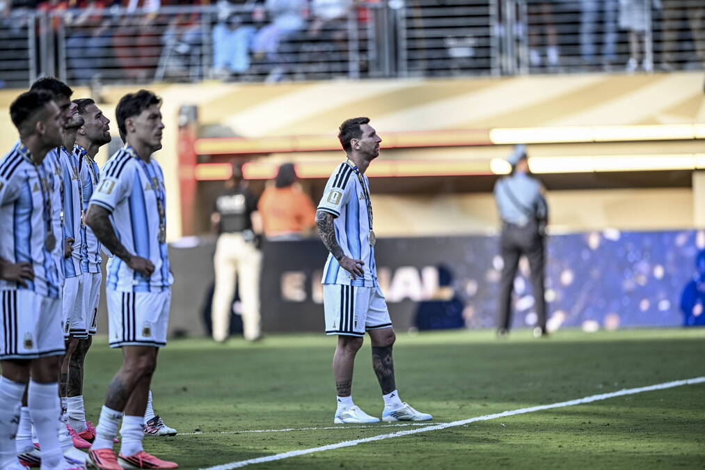 SAMO JEDAN IGRAČ ARGENTINE NIJE OKRENUO LEĐA ŠPANCIMA: Evo ko je ispao gospodin na "slici srama"...
