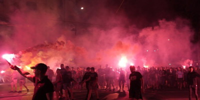 Auf, kakav horor! "Grobar" sa mačetom, a grupa "delija" krenula sa palicama (VIDEO)
