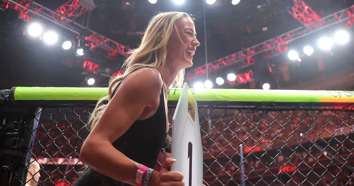 Prelepa plavuša glavna zvezda UFC, zasenila i Konora: Poznata sportistkinja bila "ring devojka" na spektaklu