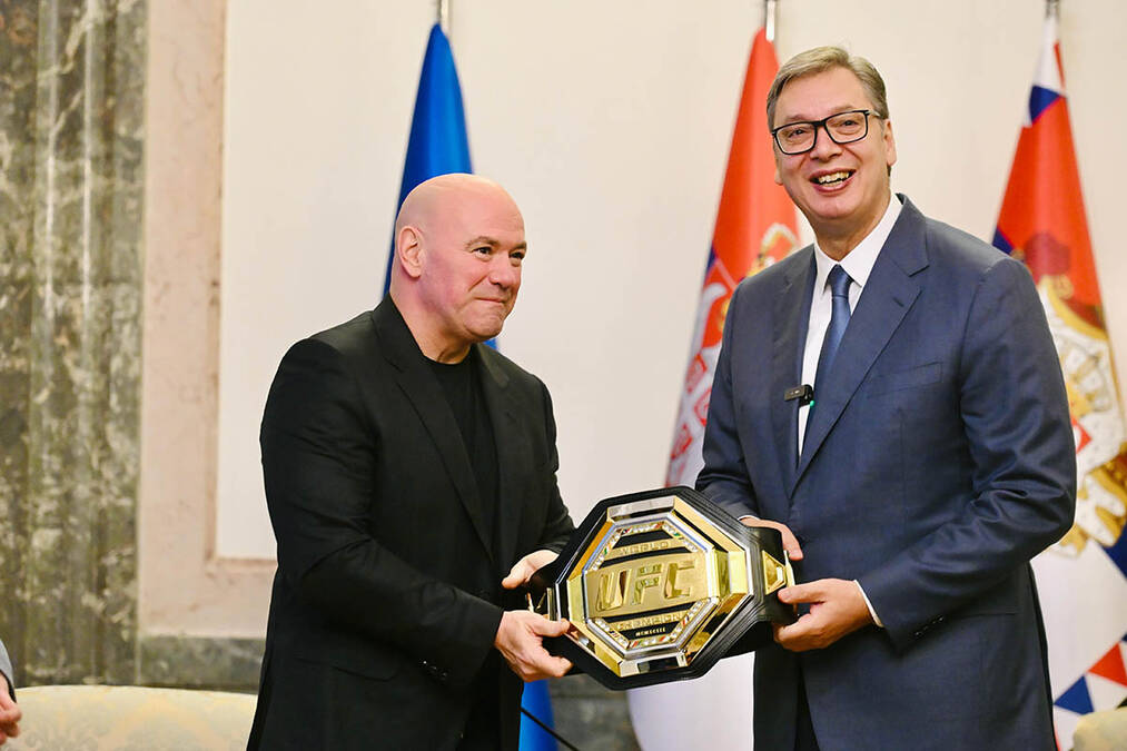 Vučić dobio pojas UFC-a od Dejne Vajta: "Ljudi su bukvalno razgrabili karte"
