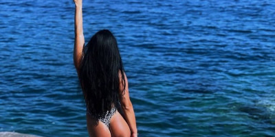 "Dobro dupe" u prvom planu! Vatrena Srpkinja pozirala u tigrastom bikiniju, u ovaj detalj svi gledaju (FOTO)