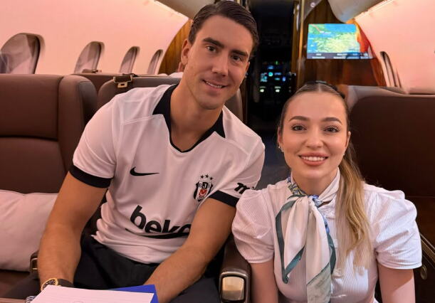 "PRVI PUT SAM VIDELA OVAKO NEŠTO!" Vlahovića u Istanbul ispratila prelepa stjuardesa, pa objavila fotografiju sa njim: Nagovorili su me...
