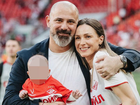 SUNOVRAT U ZVEZDI, A U PRIVATNOM ŽIVOTU - BAJKA! Stanković dobio dve ćerke sa osam godina mlađom novinarkom - prelepa Anita mu je sada najveća podrška!