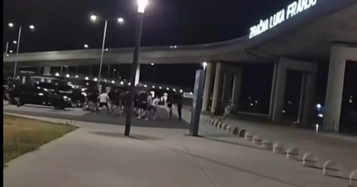 Novi snimak opšte tuče navijača na aerodromu u Zagrebu: Jedan trpeo teške udarce, ostali bežali preko parkinga