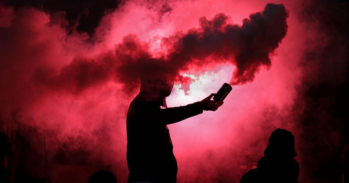 Masovna tuča navijača u centru grada, "sevale" baklje, evo kako je sve počelo!