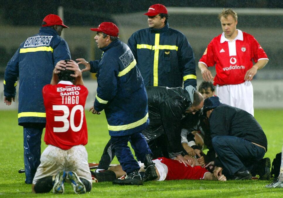 IGRAČ BENFIKE DOBIO ŽUTI KARTON, NASMEJAO SE, PAO I UMRO NA TERENU! Suze, šok i neverica! Jedna od najvećih TRAGEDIJA u istoriji fudbala! Imao je samo 24 godine