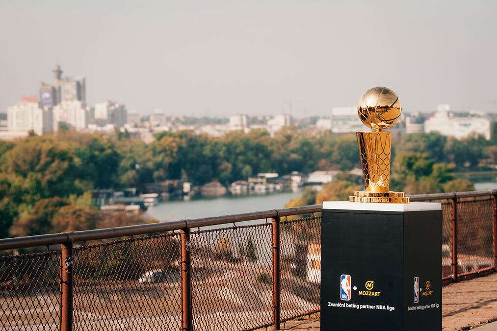 Larry OBrien stigao u Beograd: Legendarni trofej NBA lige u društvu košarkaških velikana