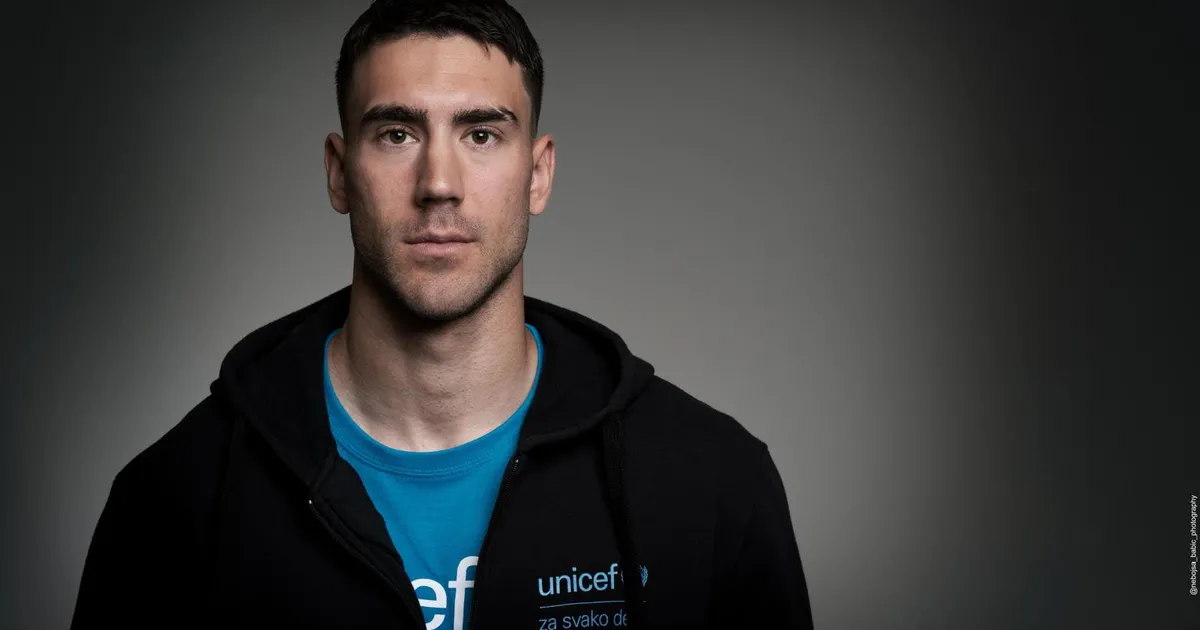 Heroj i van terena! Vlahović sa UNICEF-om pomogao više od 1.700 mladih širom Srbije