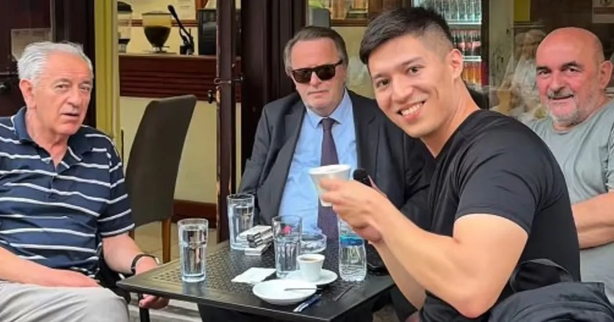 Japanac kojeg prate milioni sreo tri legende u centru Sarajeva, nastao je snimak o kojem priča ceo svet