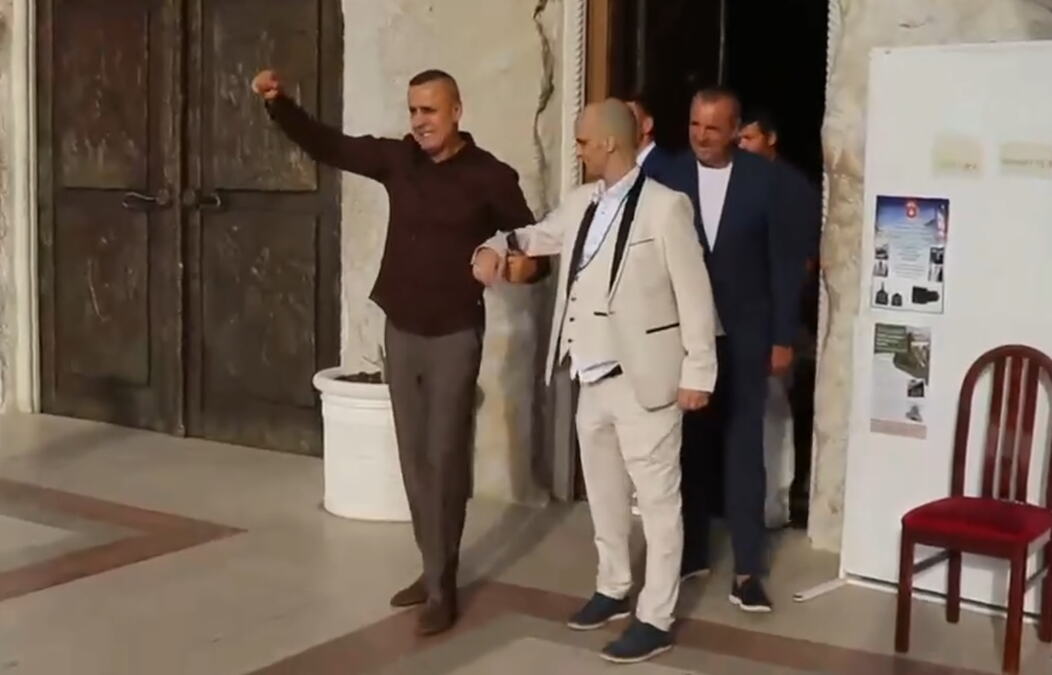 VOĐA VARVARA VODI NAJTEŽU BITKU! Čuveni Čaka se venčao posle operacije, a kada je izašao iz crkve sačekala ga scena za pamćenje (VIDEO)