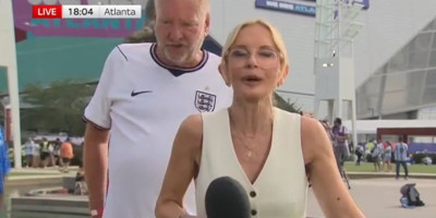 Hit scena sa Mundijala! Pijani Englez upao u TV prenos, obezbeđenje ga odvuklo pred kamerama (VIDEO)