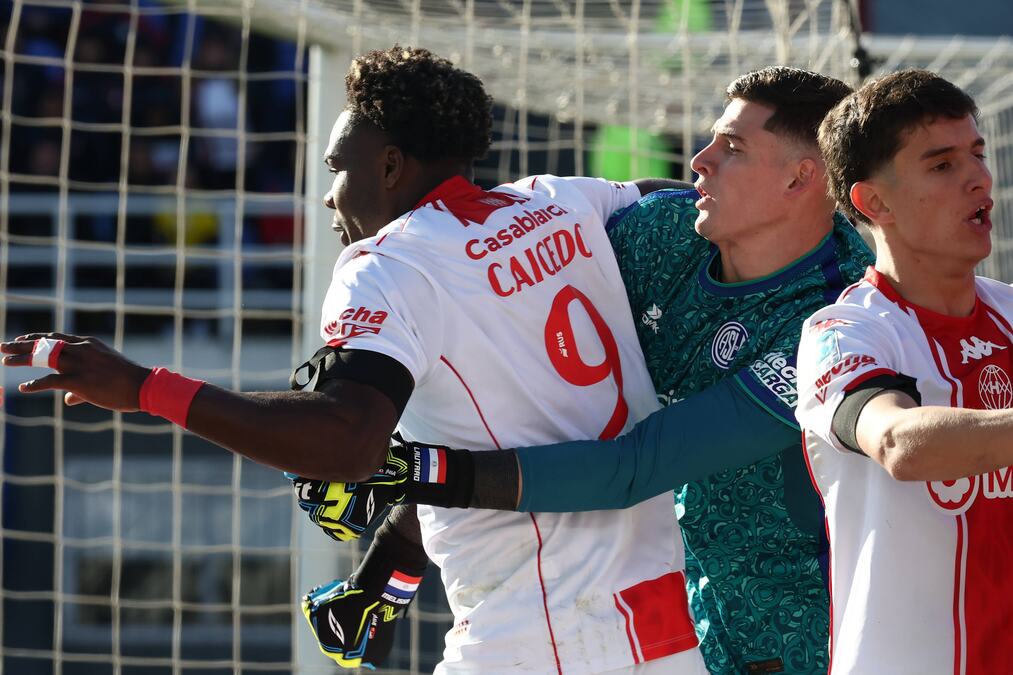 JEDNIM GESTOM IZAZVAO REVOLT, FUDBALERI GA JURILI PO TERENU! Postigao gol pa napravio totalni haos! Golman isključen, a njegova reakcija se prepričava