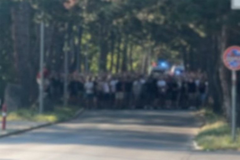 DELIJE MARŠIRAJU MAĐARSKOM: Pogledajte korteo navijača Zvezde pred gostovanje Hapoelu (VIDEO)