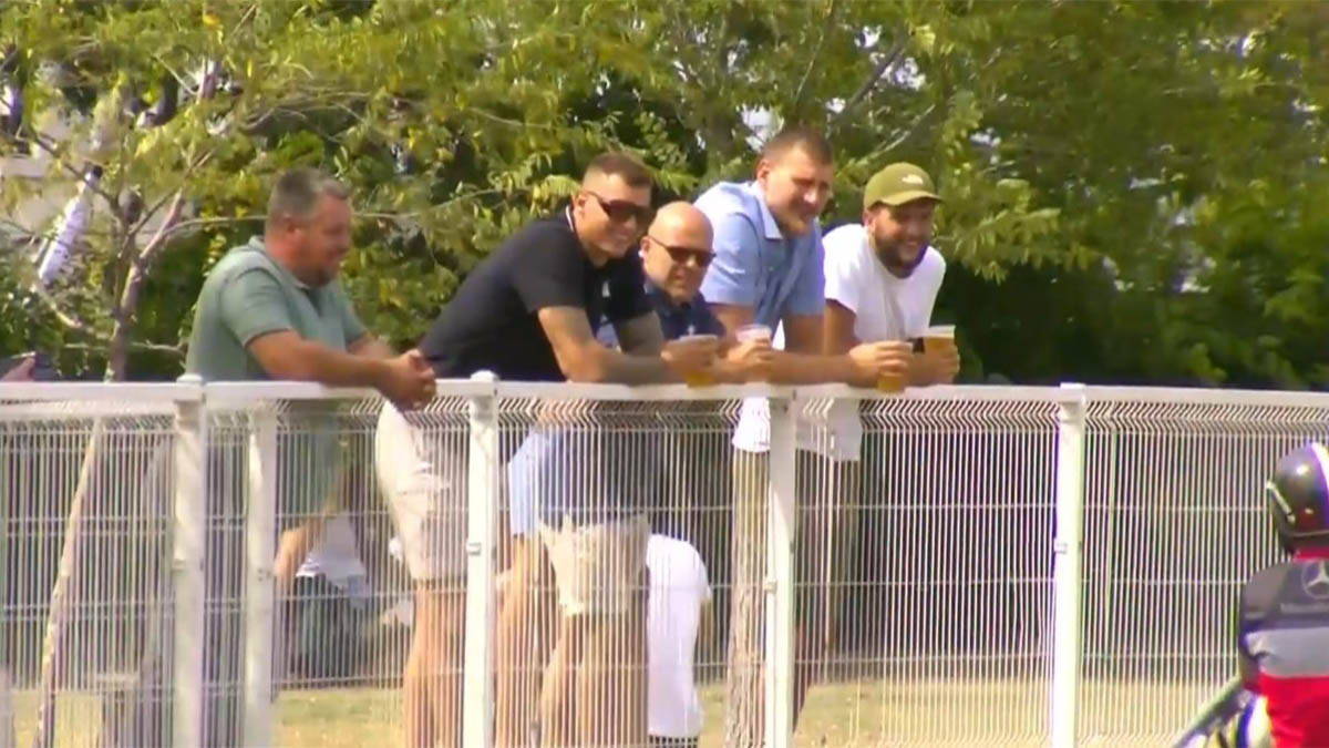 Kamere uhvatile Nikolu Jokića sa bratom: Naslonio se na ogradu i gleda ono što mu je mnogo bitnije od NBA
