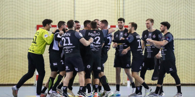 Partizan puca po šavovima: Mađari plešu na terenu