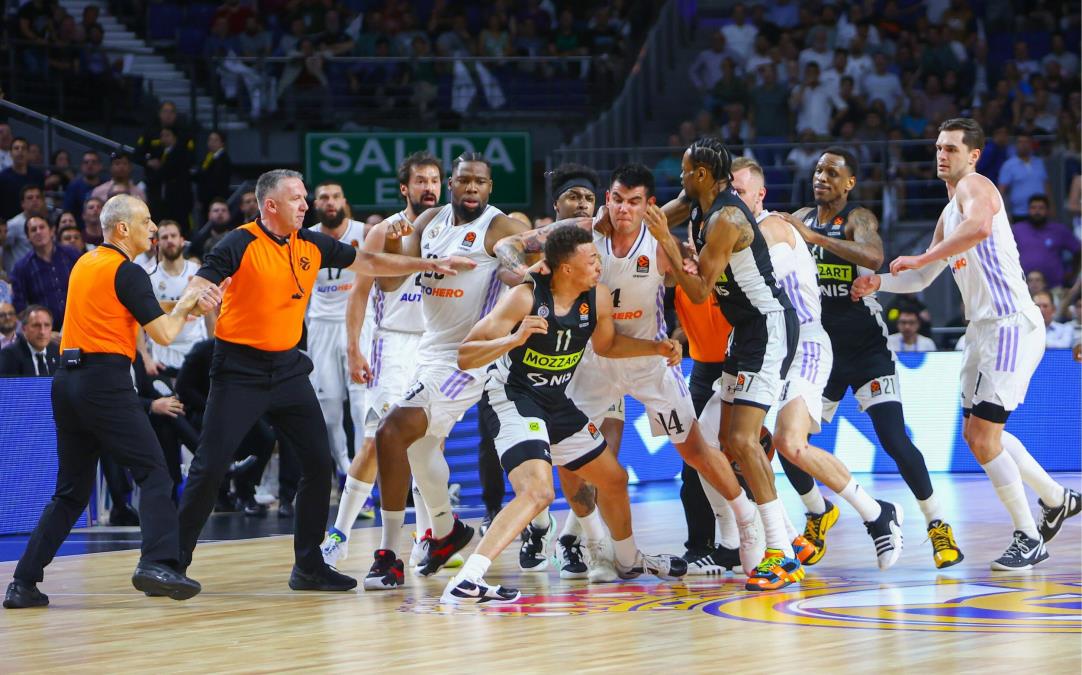 "ON SVAŠTA PRIČA O TUČI, STALNO SE PREPUCAVAMO!" Jabusele otkrio šta se u svlačionici Panatinaikosa priča o haosu na meču Real - Partizan!
