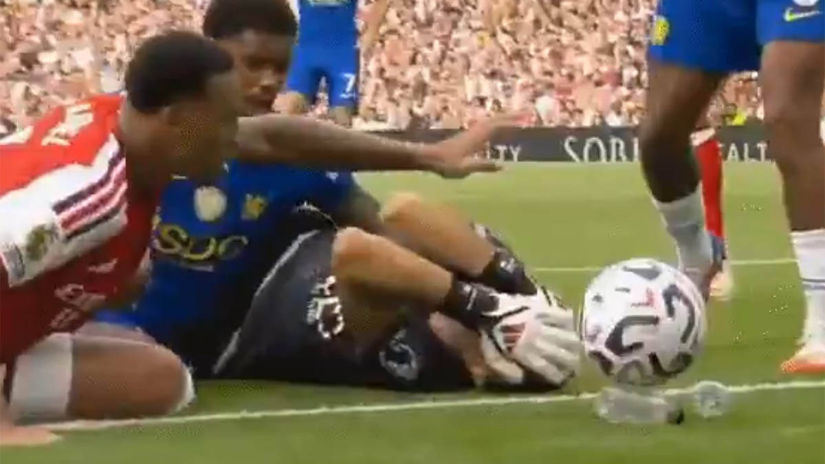 Da li sudije guraju Arsenal u Premijer ligi? Noga u glavu, ništa od crvenog kartona