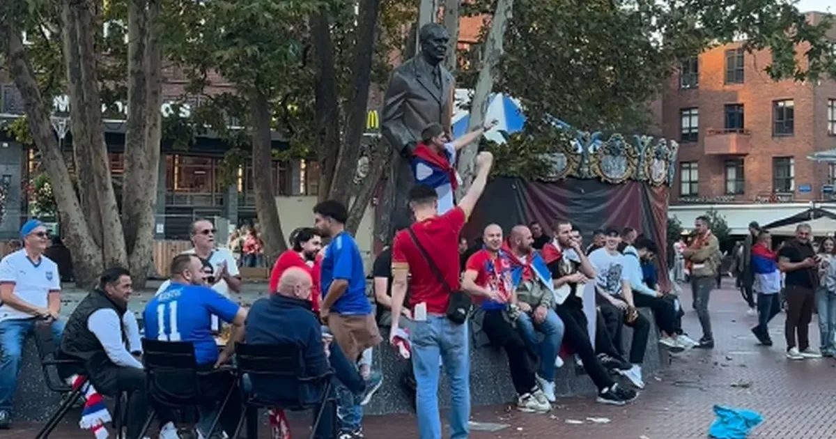 Ajndhovenom odzvanja "Kosovo - Srbija", Srbi napravili šou pred meč Holanđana i Orlova
