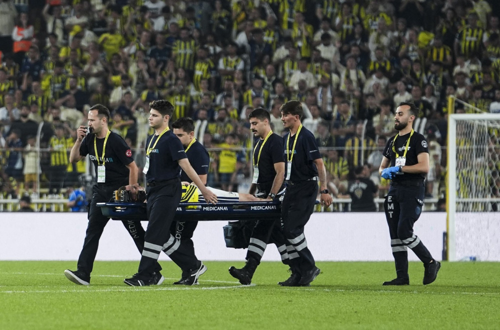 Jezive scene u Istanbulu as Fenerbahčea se srušio na teren! VIDEO