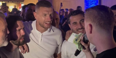 Emotivni slom: Džeko zagrlio oca pa zaplakao uz Šabana, kada je pevač promenio refren - nastao je delirijum