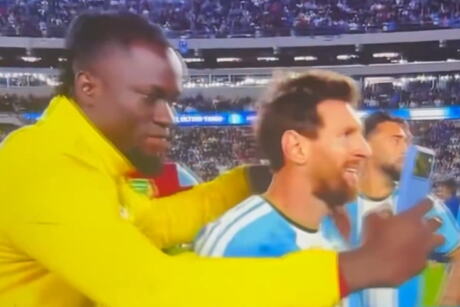 RAZBESNEO MESIJA NA OPROŠTAJU - ISPLIVAO ŠOK SNIMAK! Navalio na Argentinca u najemotivnijem momentu, usledila REAKCIJA KOJA JE OBIŠLA SVET! (VIDEO)