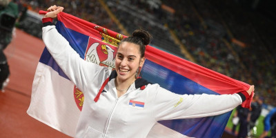 Kakav momenat: Adriana Vilagoš sa srpskom zastavom prišla Hrvatici, prizor za nevericu (FOTO)