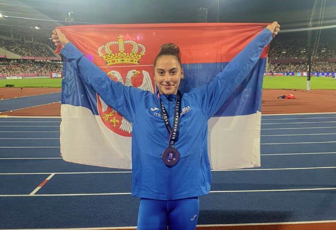 ADRIANA OGRNULA SRPSKU ZASTAVU, PA PRIŠLA HRVATICI! Emotivna scena posle finala oduševila region!