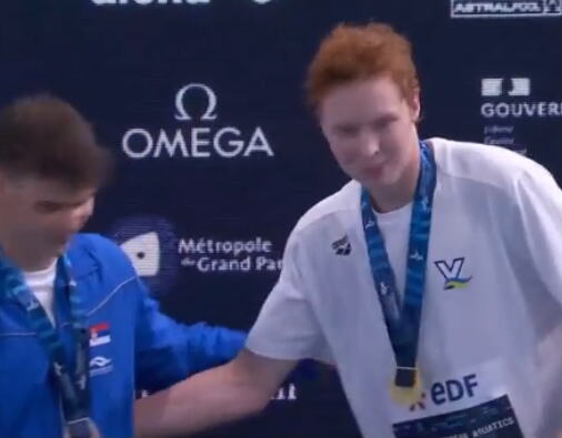 BARNA OSVOJIO MEDALJU, PA SE NAŠAO USRED HAOSA NA POBEDNIČKOM POSTOLJU! Ukrajinac pružio ruku Srbinu, a onda...