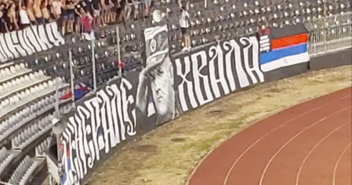 Grobari odali počast Ratku Mladiću na meču protiv OFK Beograda, skandirala i Plava unija
