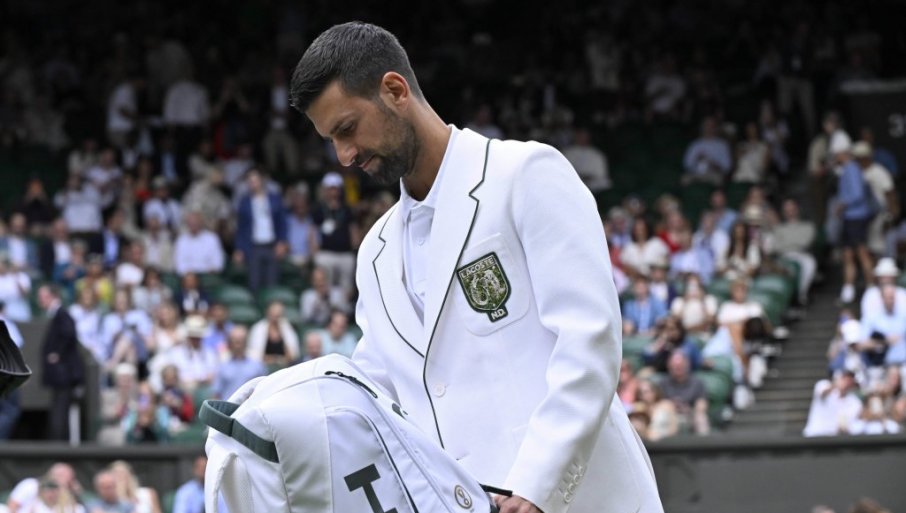 TENISKI SVET JE ZANEMEO! Novak Đoković otvorio sako usred Vimbldona, a ono što je pisalo unutra zapalilo je planetu