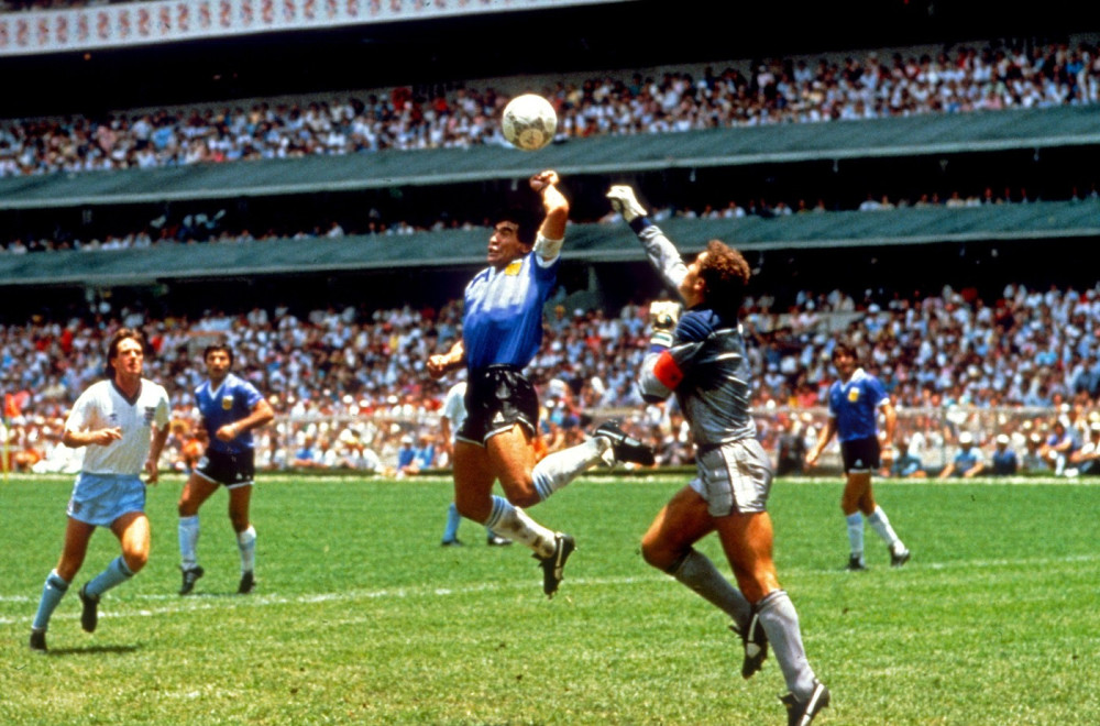 Prodata lopta koju je dotakla Maradonina "Božja ruka"